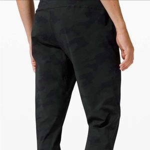 Lululemon 360 heritage, blue camo surge joggers size large
